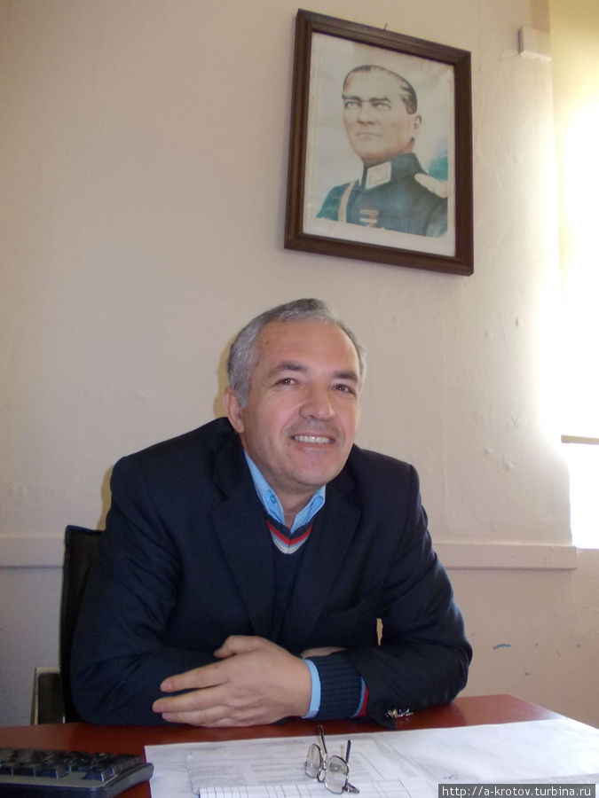 железнодорожник в своём кабинете, на фоне Ататюрка Турция