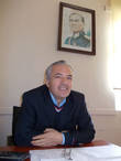 железнодорожник в своём кабинете, на фоне Ататюрка