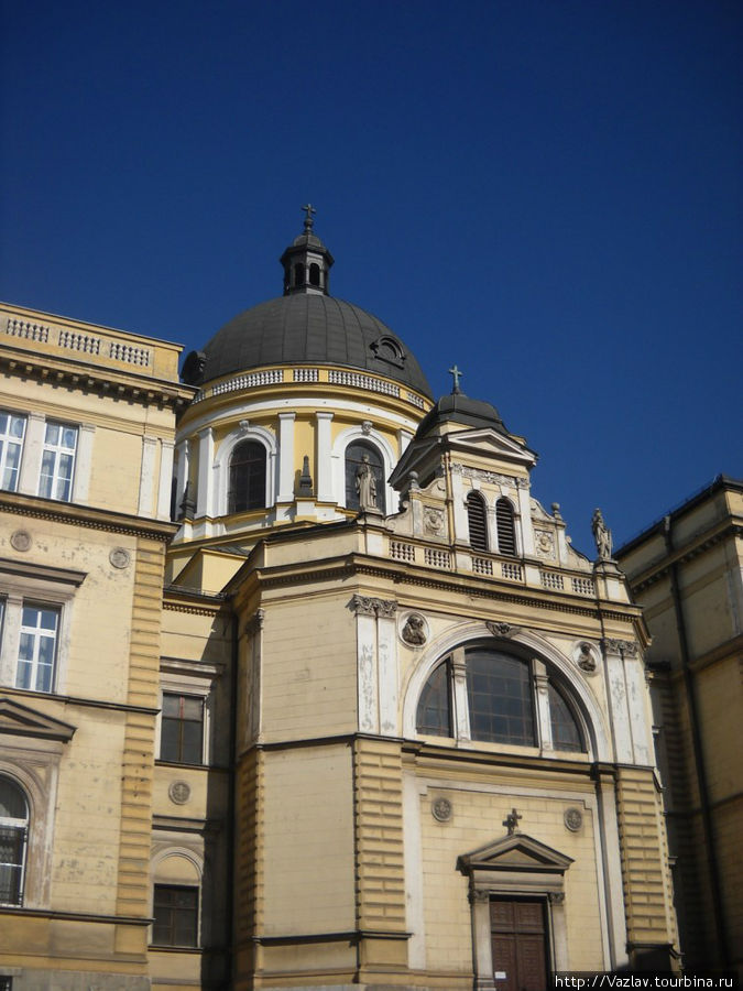 Фасад собора сливается с соседними зданиями