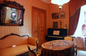 Центральное место в квартире занимает гостиная. Сотрудниками музея мастерски воссоздана атмосфера советской гостиной 20-30-х годов ХХ века.