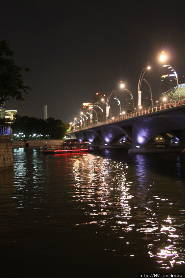 Картину дополняют снующие по реке, катающие туристов, суденышки. Сингапур (город-государство)
