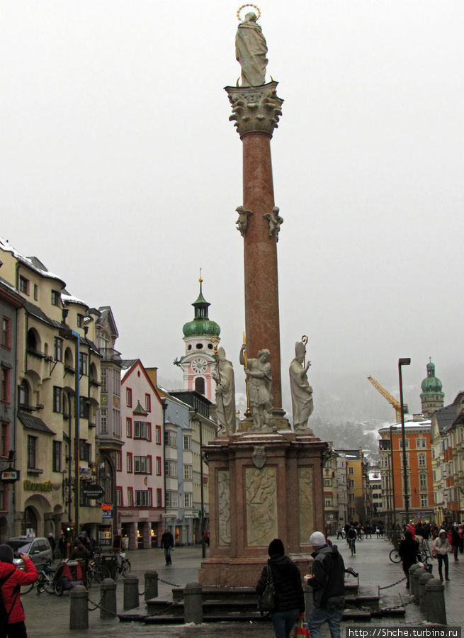 Вот и открыточная достопримечательность Инсбрука — Колонна св. Анны (Annasäule, или St. Anne’s Column), пока к нам спиной. Инсбрук, Австрия