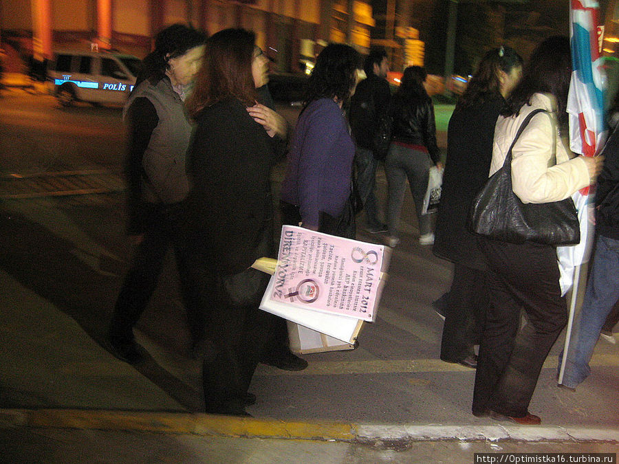 Новое выступление женщин по случаю 8 марта. Митинг в центре Анталия, Турция