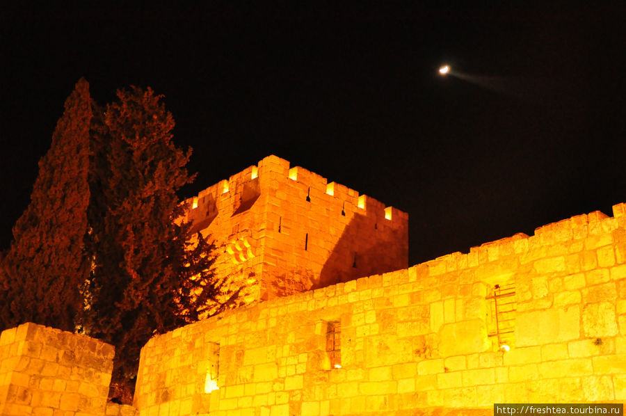 Луна над старинной крепостью в безоблачном небе начала декабря спорит в яркости своей с фонарями. Иерусалим, Израиль