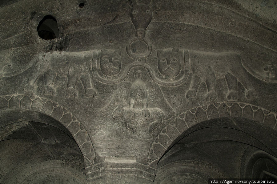 Церковь Аствацацин украшает интересный барельеф с двумя львами и орлом, держащим в когтях ягненка. Гегард, Армения