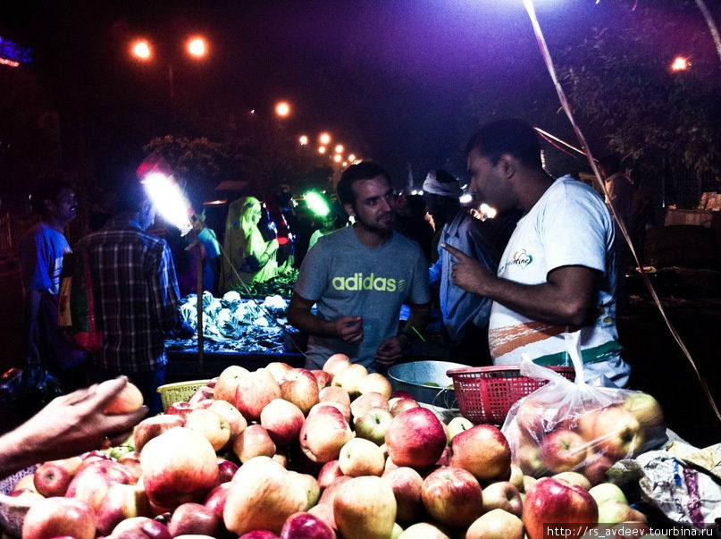 Антон покупает на рынке фрукты Дели, Индия