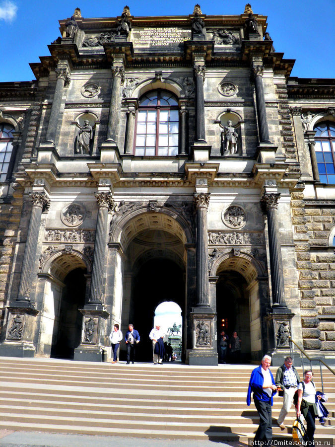 Вход в галерею Старые мастера со стороны внутреннего двора. Дрезден, Германия
