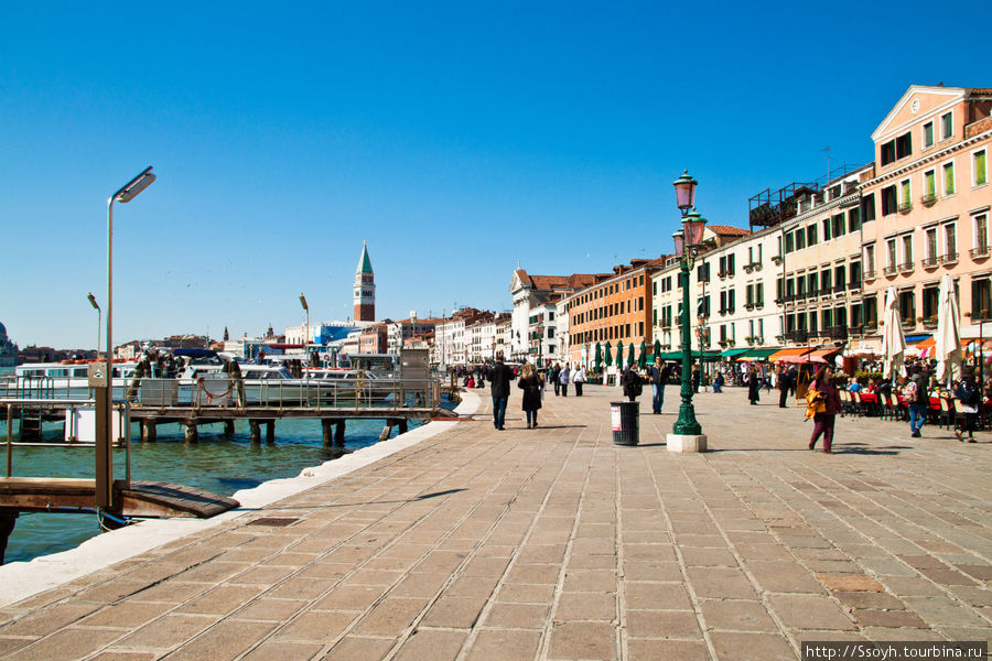 В центре Венеции просто ориентироваться: чтобы добраться от причала до площади Сан-Марко, нужно все время идти по набережной, и, через четыре моста, покажется сама площадь. Вглубь уходит множество улочек, но часто можно встретить таблички с надписью San Marco и стрелкой в необходимую сторону. Венеция, Италия