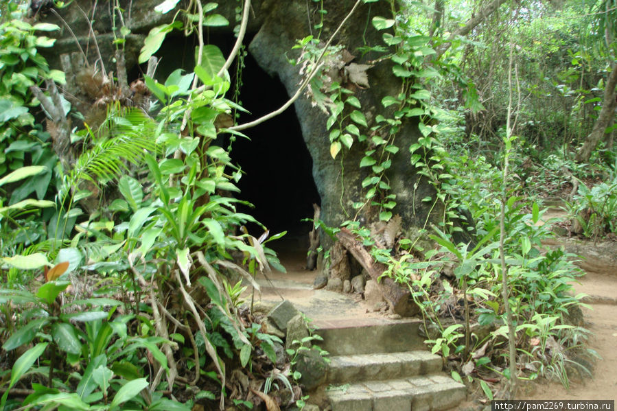 Грот или пещера. Бентота, Шри-Ланка