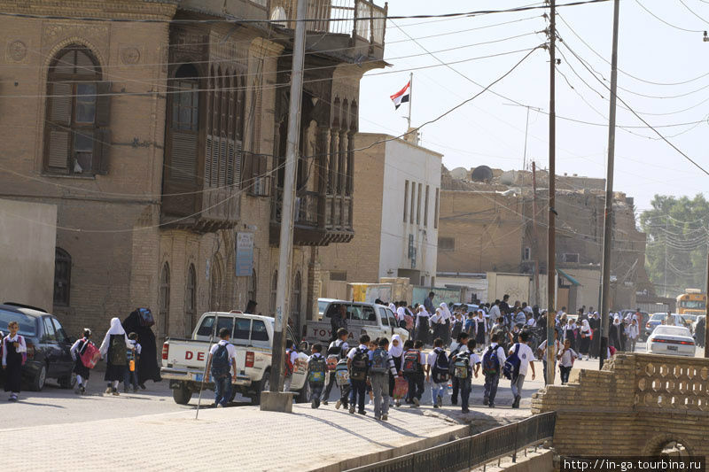 в школе закончились уроки и ребятишки высыпали на улицу Басра, Ирак