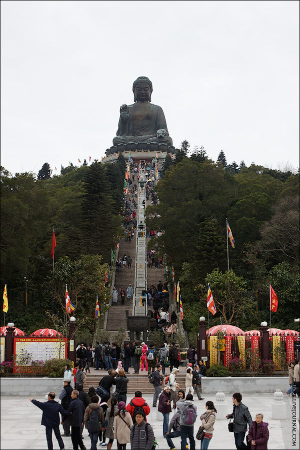 В 1993 году недалеко от монастыря была возведена огромная статуя Будды, так называемый, Большой Будда. Остров Лантау, Гонконг