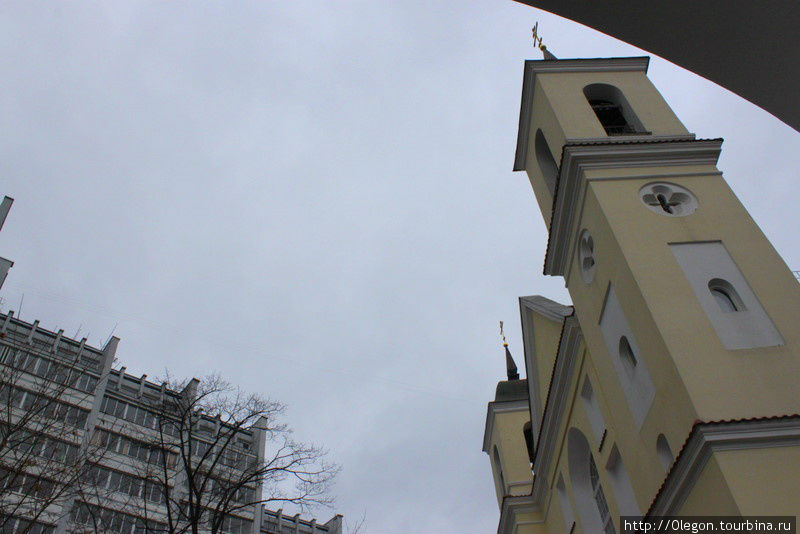 Старинная церковь под многоэтажными домами Минск, Беларусь