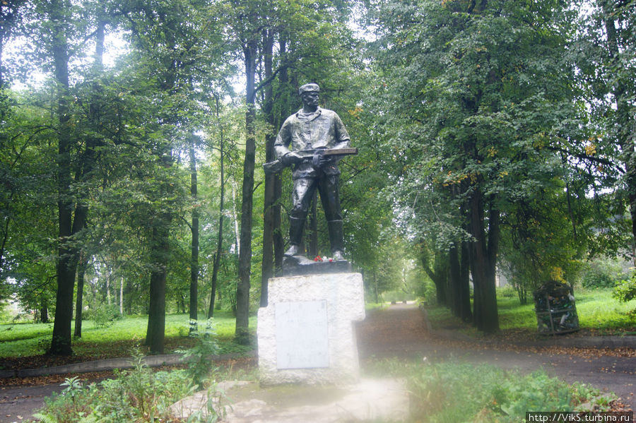 Памятник партизанам в городском парке. Порхов, Россия