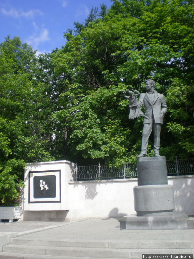 Памятник С.Образцову возле Театра кукол Москва, Россия