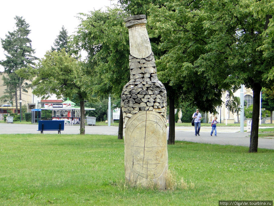 Судя по всему,  это памятник бутылке.  Приглядевшись, обнаружила, что основой для памятника послужили обычные дрова. А как хотелось, чтобы из бутылочных пробок... Прага, Чехия