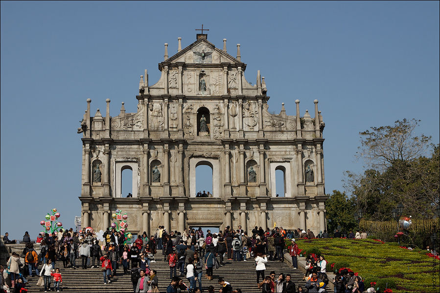 Этот собор был возведен в 1582-1602 годах монахами-иезуитами и изгнанными из Японии христианами. На то время он считался крупнейшим католическим храмом Азии. В 2005 году эти руины (как и весь исторический центр Макао) были внесены в список объектов Всемирного наследия ЮНЕСКО
Общий вид