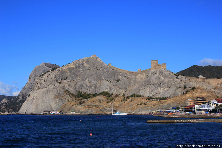 вид на Генуэзскую крепость с пляжа Судак, Россия