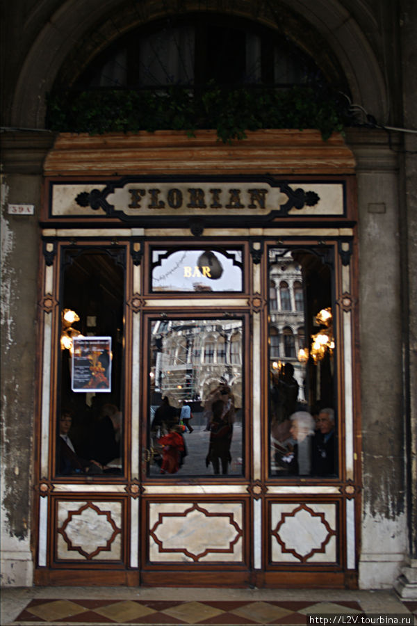 Кафе Флориан располагается на площади Сан Марко Венеция, Италия
