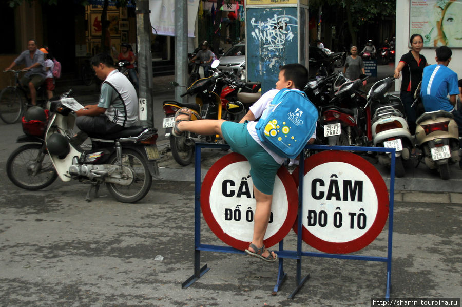 Тренируется — в беге с препятствиями Ханой, Вьетнам