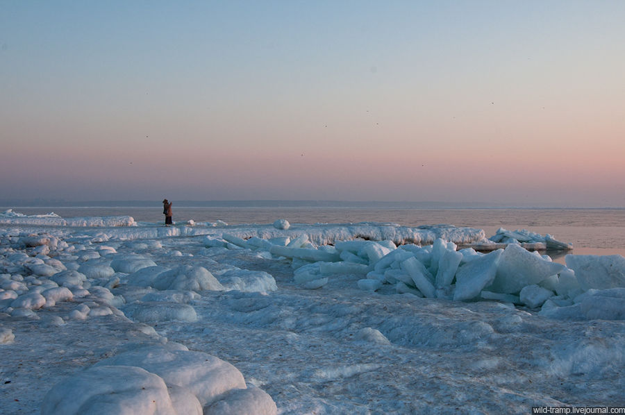 В лучах рассветного солнца ледяные поля наполняются фантастической цветовой гаммой. Одесса, Украина