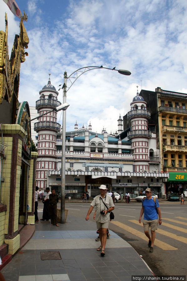 В самом-самом центре города Янгон, Мьянма