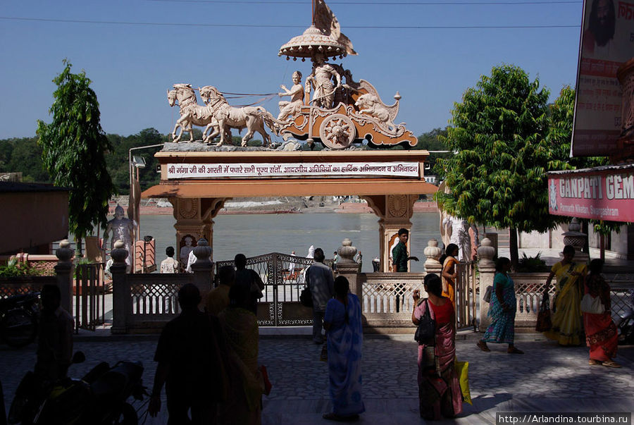 Знаменитые ворота ашрама, гати и Ганга Ришикеш, Индия