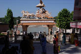 Знаменитые ворота ашрама, гати и Ганга