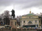 Изваянный в бронзе святой благоверный князь Александр Невский на площади перед Лаврой (памятник открыт в 2002 году)