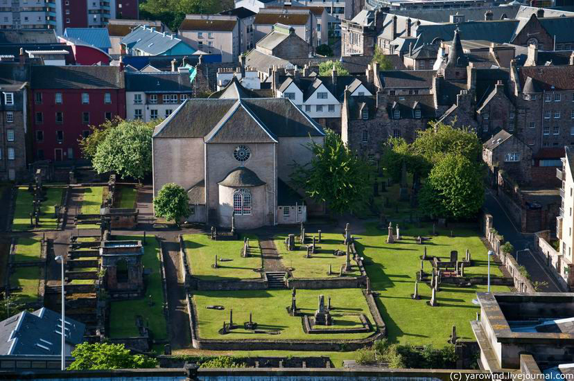 Церковь Kirk of the Canongate и кладбище при ней. Тут, между прочим, похоронен Адам Смит. Эдинбург, Великобритания