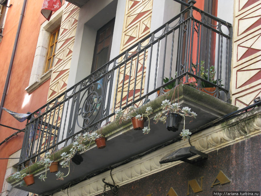 Балконы Жироны. И немного окон Жирона, Испания