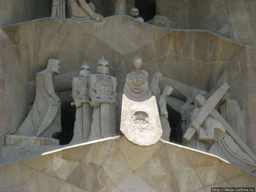 Фрагмент современной стороны собора Святого семейства Барселона, Испания