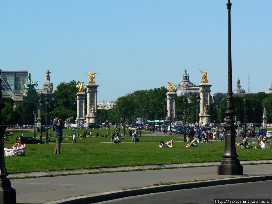 Сложилось впечатление, что парижане каждый травяной газон в городе исрользуют для лежания :))) Париж, Франция