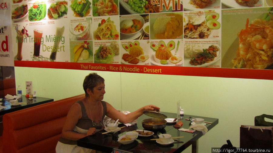 Огромный ресторан, в гипермаркете Плаза. Тайская кухня, фото на стене. Хошимин, Вьетнам
