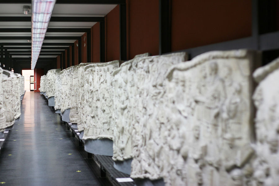 Примечательна полная коллекция копий Троянской колонны с рельефами, изображающими два военных похода Траяна против Дакии. Которую можно рассматривать намного ближе и детальней, чем это можно сделать на площади. Рим, Италия