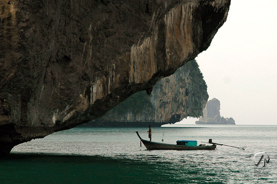 Соседние острова сильно подмыты у поверхности воды. В общем, традиционный тайский пейзаж, дополненный рыбаками. Краби, Таиланд