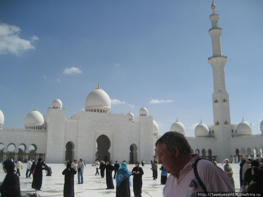Внутренний двор мечети. Абу-Даби, ОАЭ