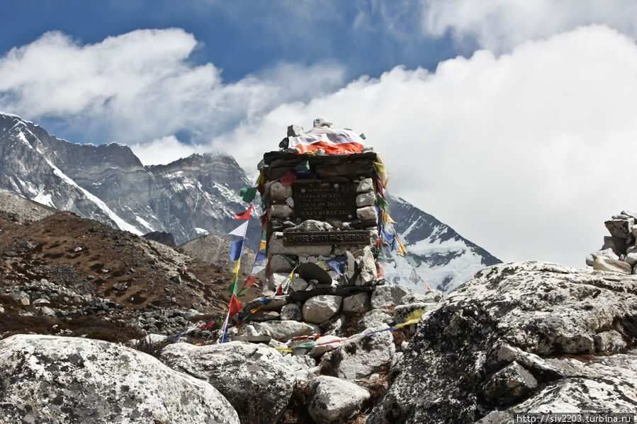 Лхоцзе и памятный постамент погибшим польским альпинистам Непал