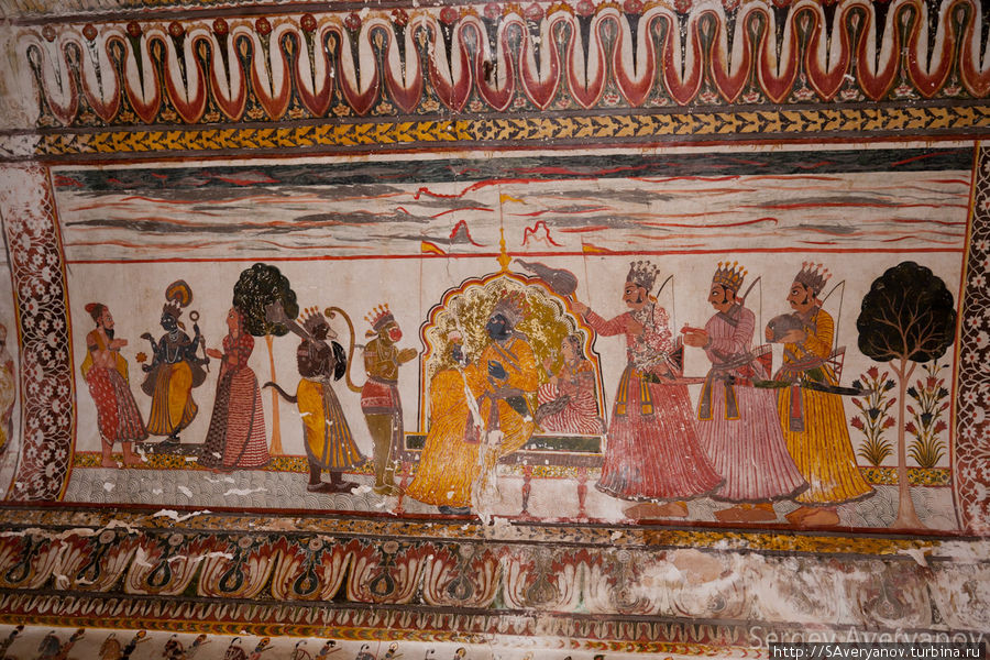 Дворец Радж Махал, изображения инкарнаций Вишну в виде Рамы в окружении свиты, в том числе Ханумана Гвалиор, Индия