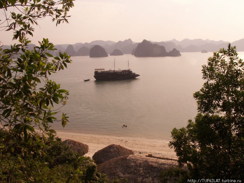 Вид на наше судно с вершины острова Халонг бухта, Вьетнам