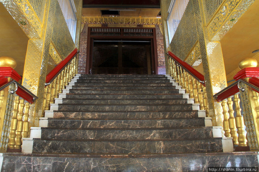 Вход в главную пагоду монастыря Пхаунг Дау У Ньяунг-Шве, Мьянма