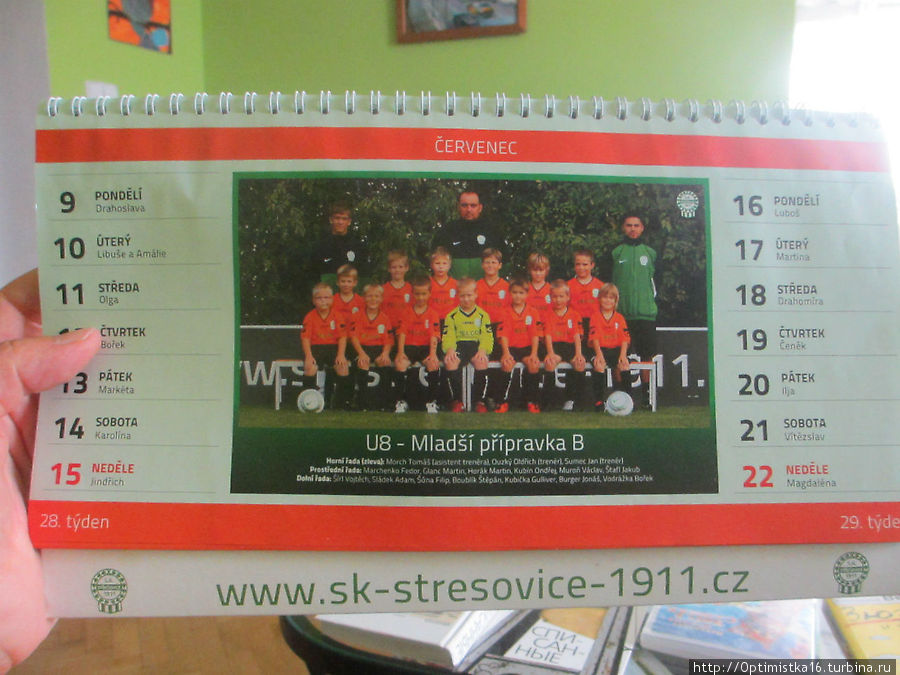 Внук Федя — член футбольной команды. Нам показывают календарь, где сфотографирована его команда