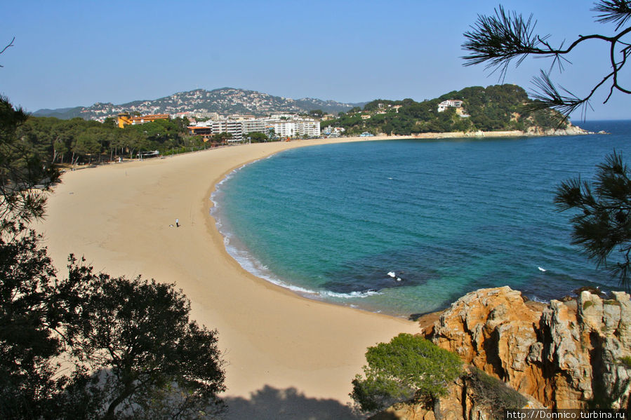 Наконец доходим до вида на пляж Феналс Ллорет-де-Мар, Испания