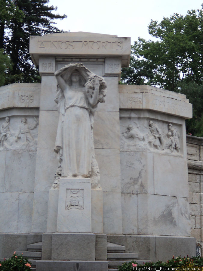 Памятник павшим в двух мировых войнах.