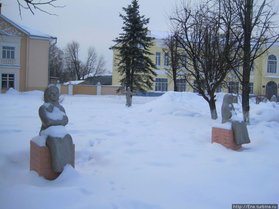 Парад каменных скульптур на центральной площади Буй, Россия
