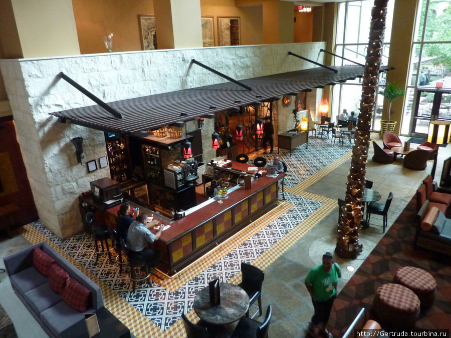 Кафе-бар на первом этаже с выходом на набережную Riverwalk Сан-Антонио, CША