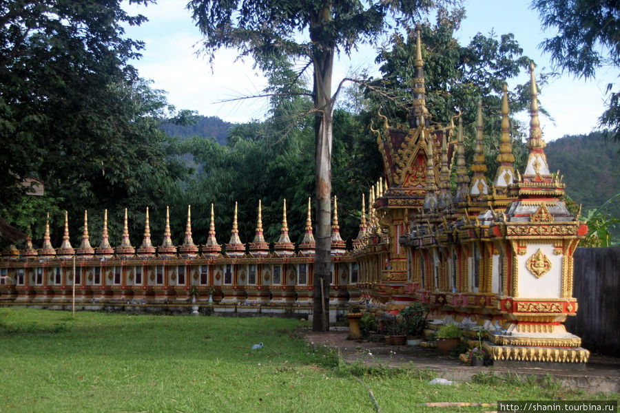 Ствупы Пхонсаван, Лаос