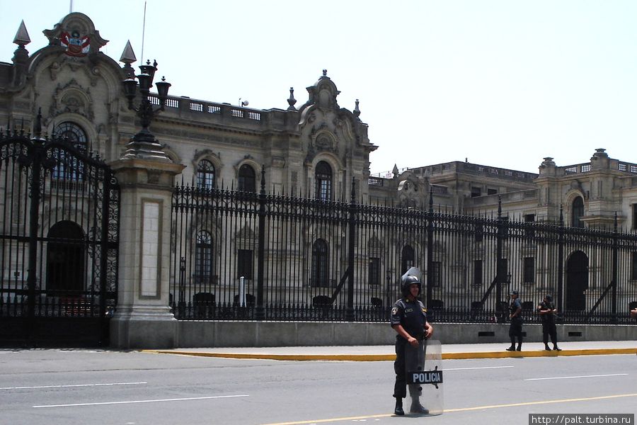 На страже мирного труда президента страны Лима, Перу