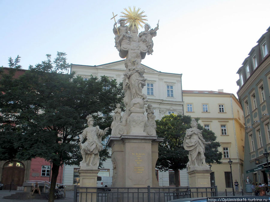 За монументом Пресвятая троица — здание театра Брно, Чехия