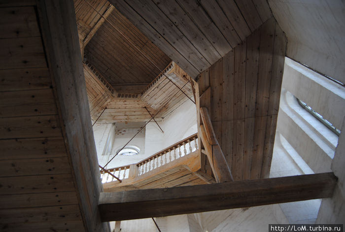 внутри Колокольни Вологодского кремля, лестница уходит вверх Вологда, Россия