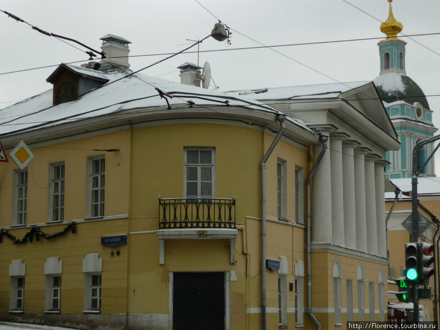 Угловой дом в начале первого бульвара — Яузского. Москва, Россия
